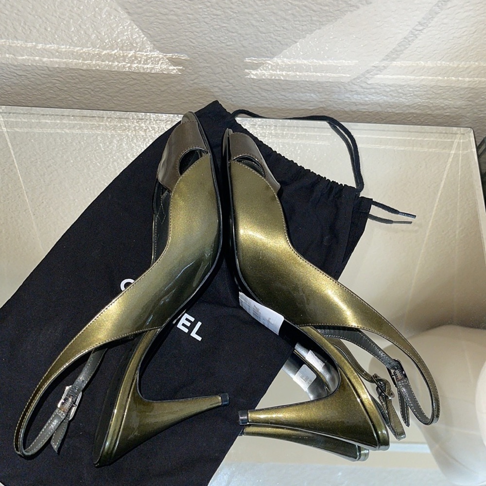CHANEL HEELS NEW  38.5 PATENT‎ LEATHER METALLIC OLIVE GREEN 🫒 CHANEL DUST BAG - Picture 13 of 17